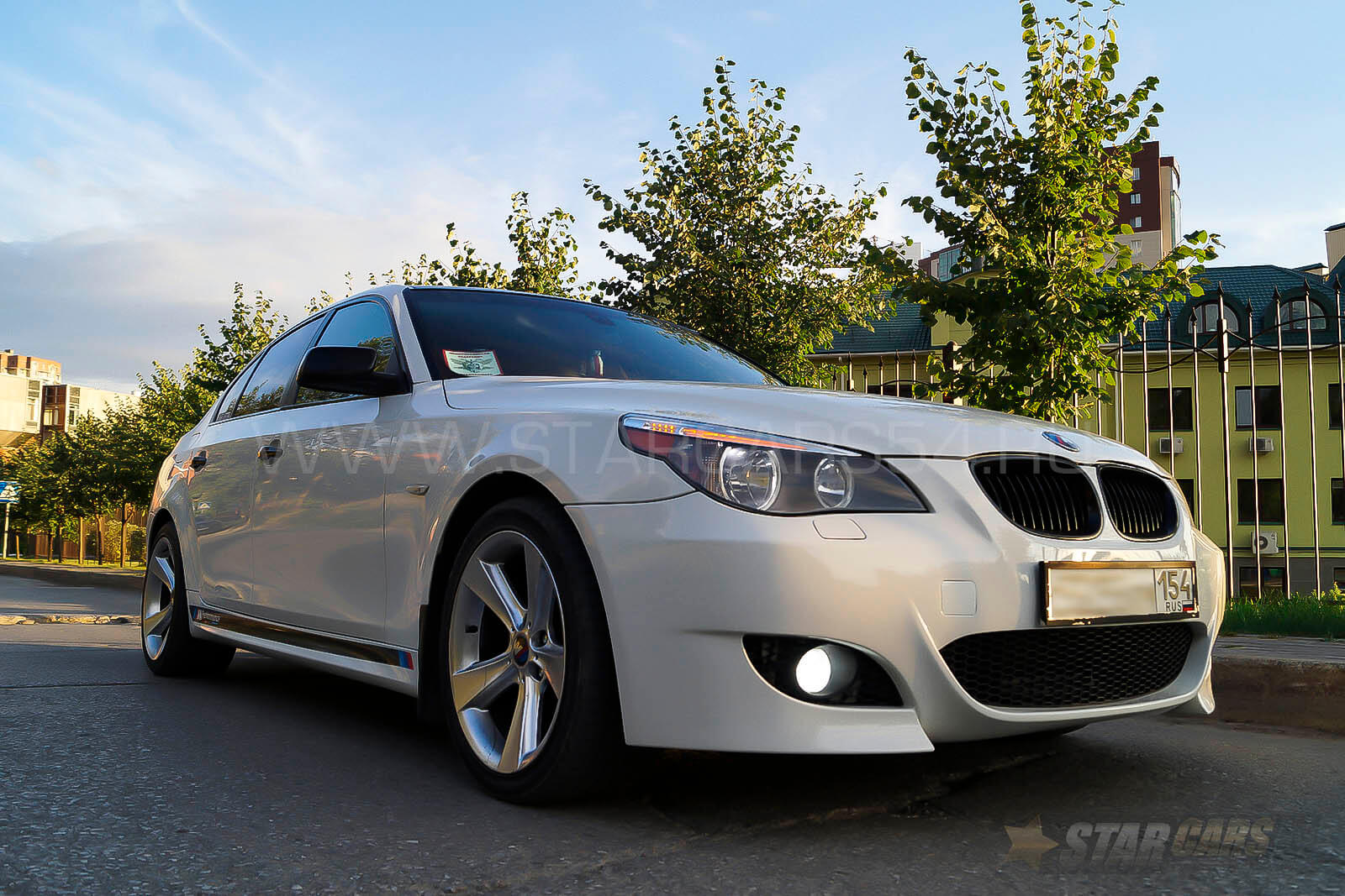 Аренда BMW 5 (белая) с водителем