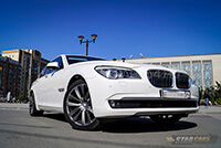Фото 2 — Аренда белой BMW 7 с водителем в Новосибирске