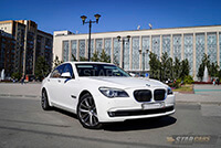 Фото 3 — Аренда белой BMW 7 с водителем в Новосибирске