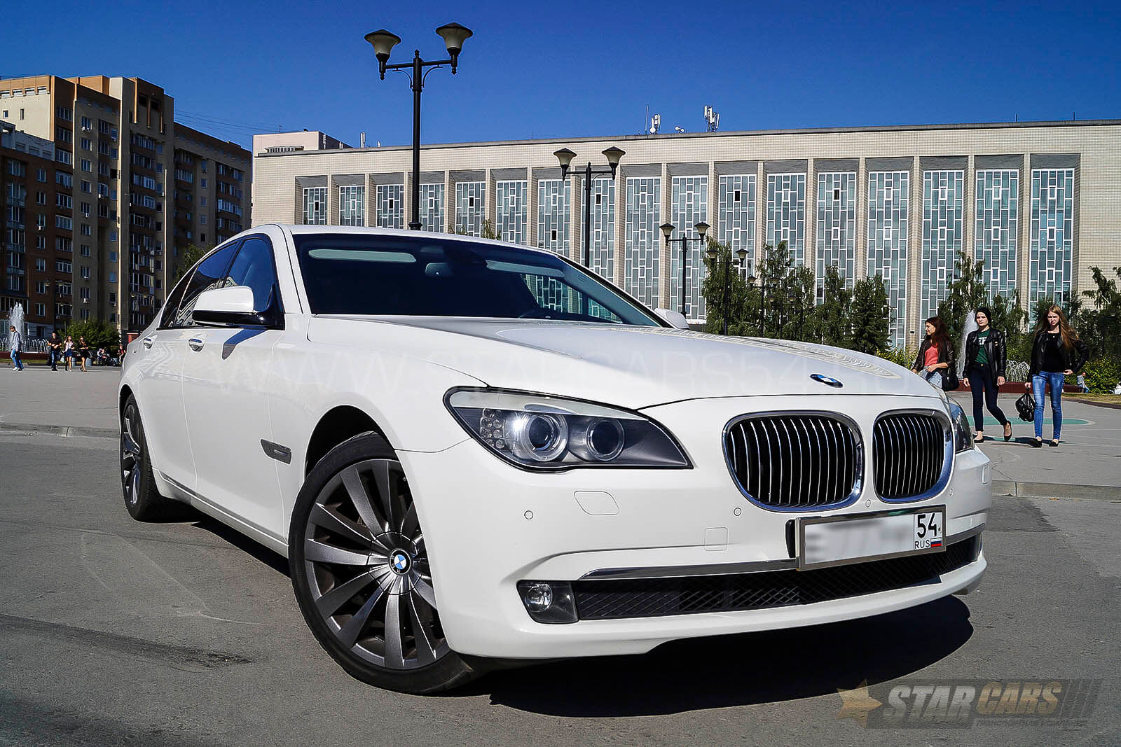 Аренда BMW 7 (белая) с водителем