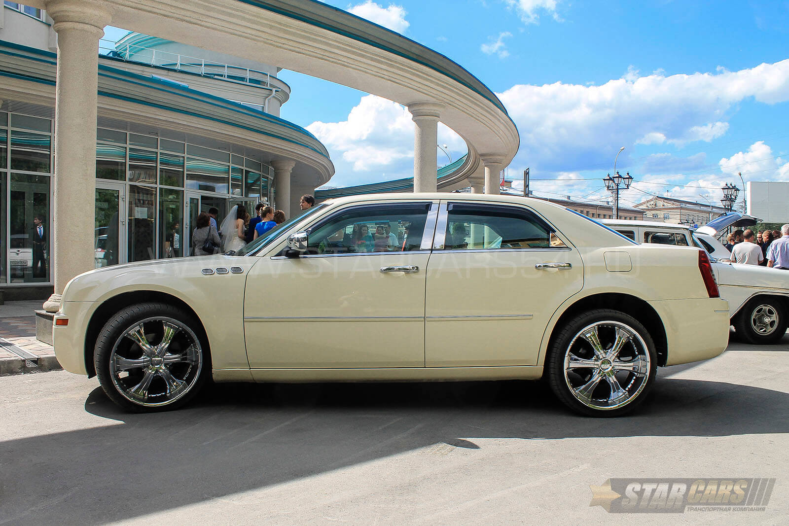 Аренда Chrysler 300C (кремовый) с водителем