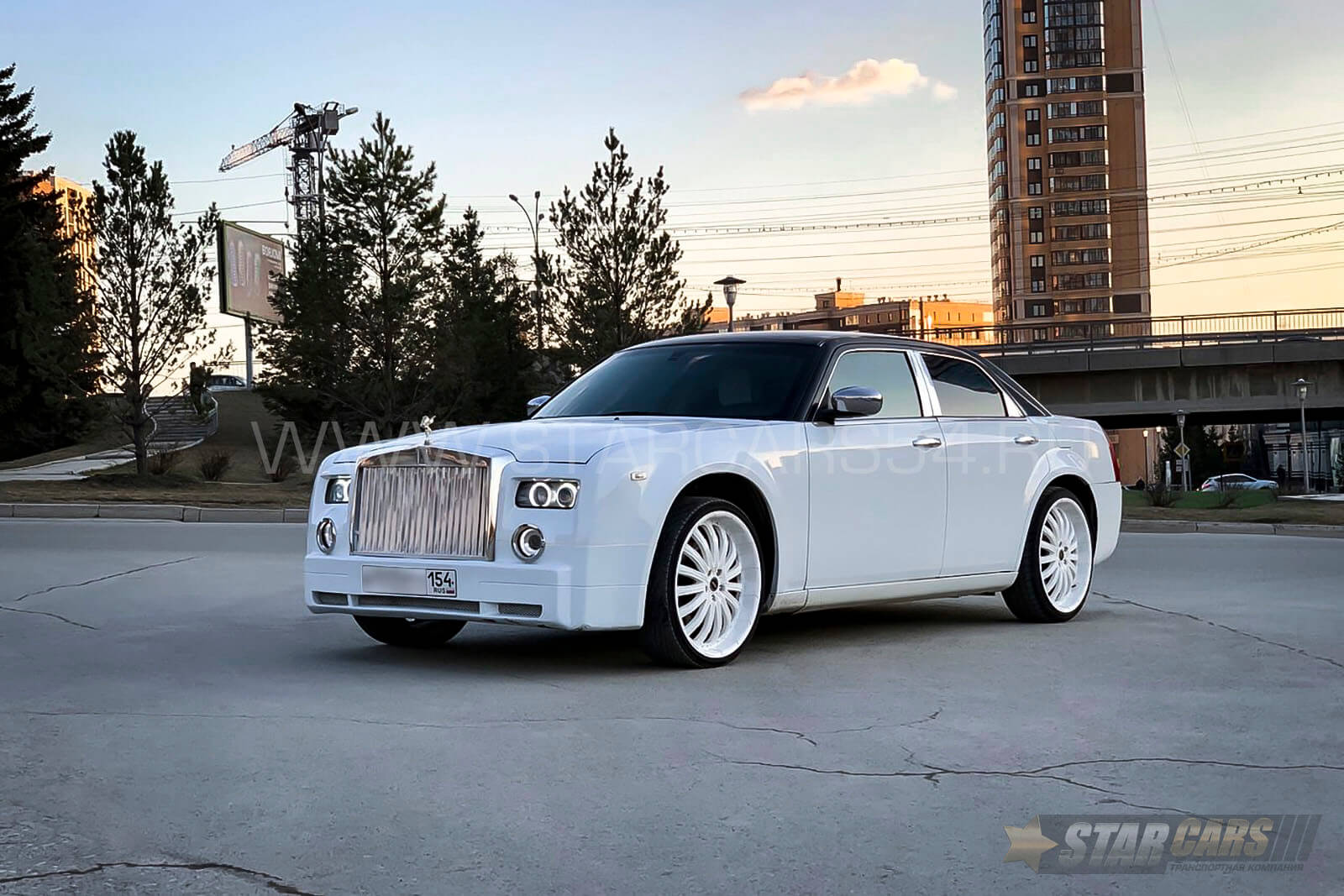 Аренда Chrysler 300C Rolls Royce (белый) с водителем