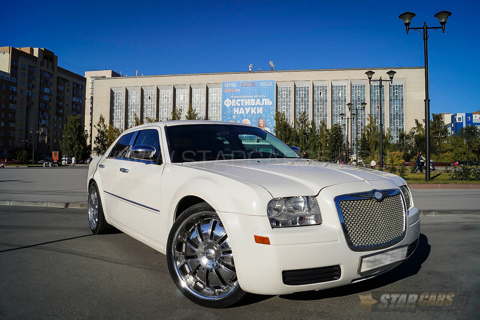 Аренда Chrysler 300C (белый) с водителем