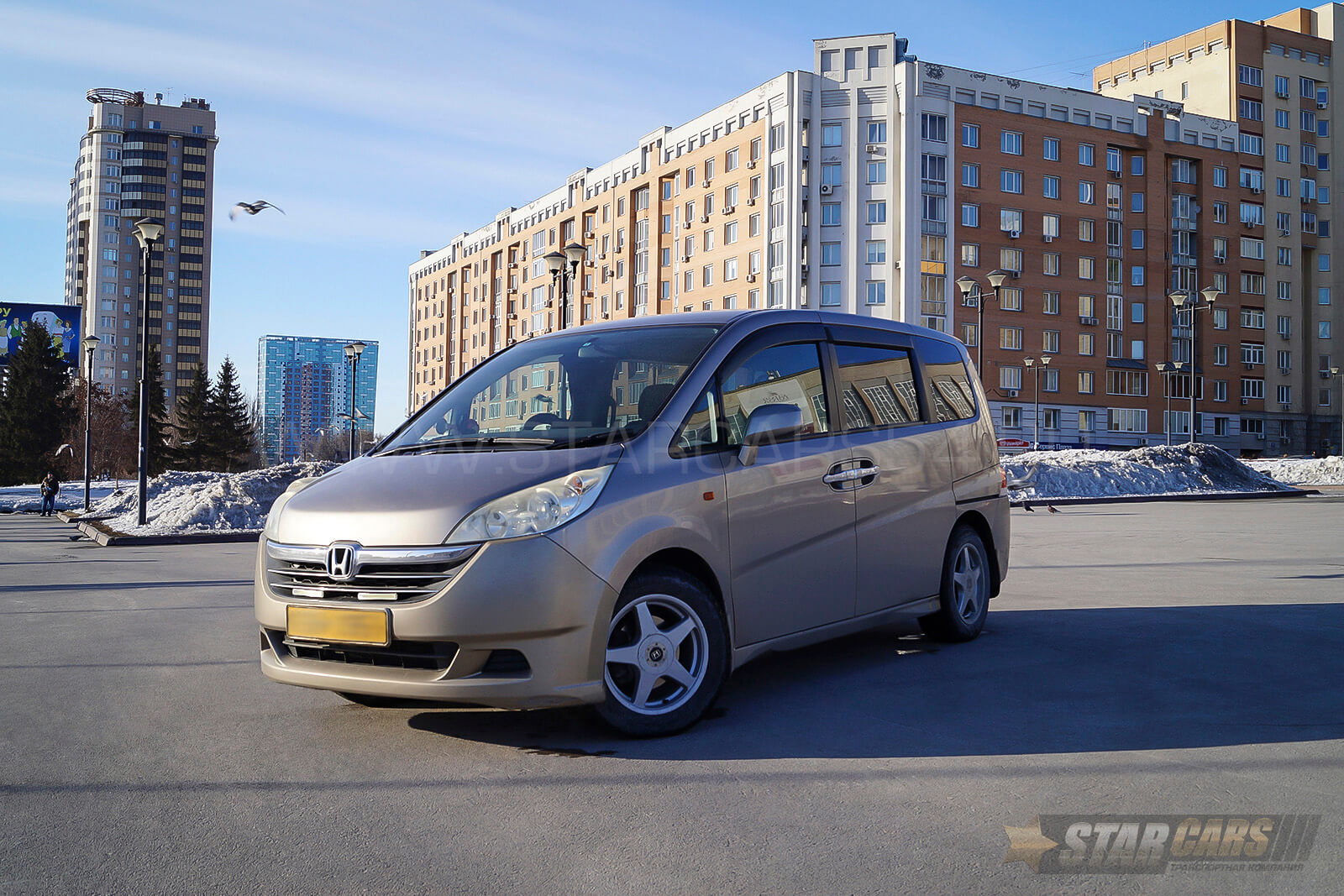Аренда минивэна Honda Stepwgn (золотистый) с водителем