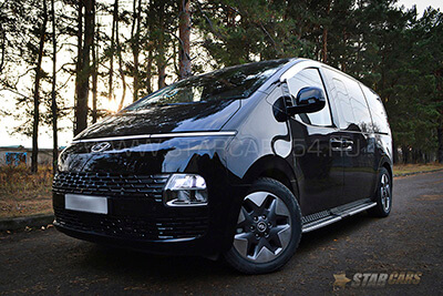 Аренда минивэна Hyundai Staria черного цвета с водителем в Новосибирске