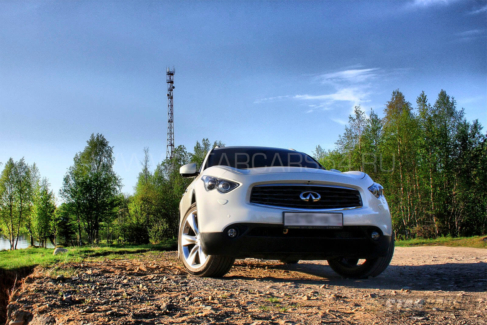 Аренда Infiniti FX35 (белая) с водителем
