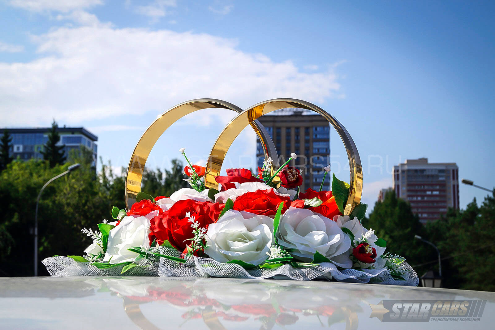 Свадебные красно-белые кольца на машину