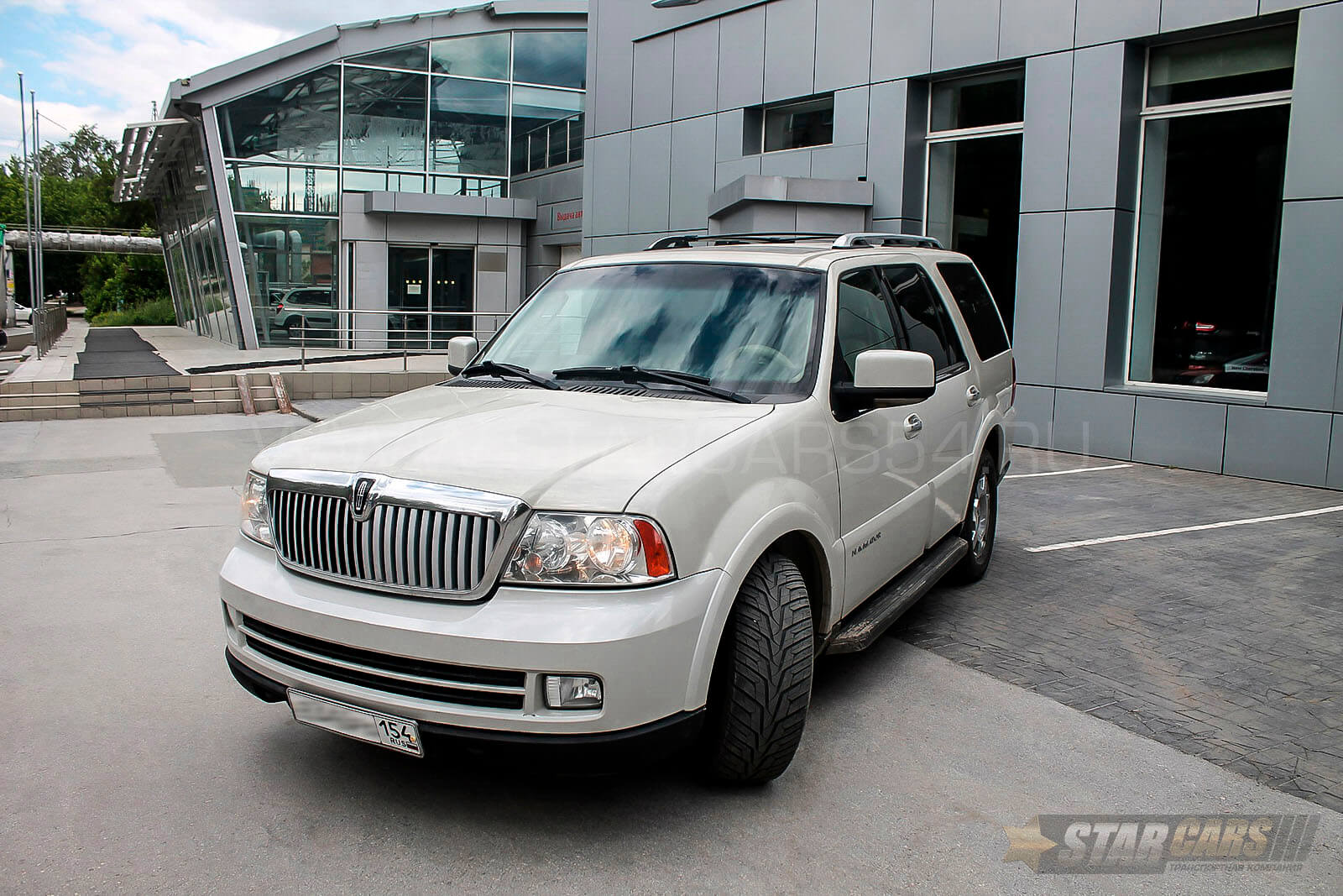 Аренда Lincoln Navigator (жемчужный) с водителем